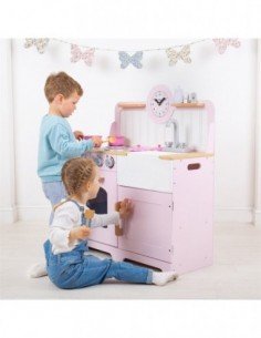 Medinė virtuvė su indais,...